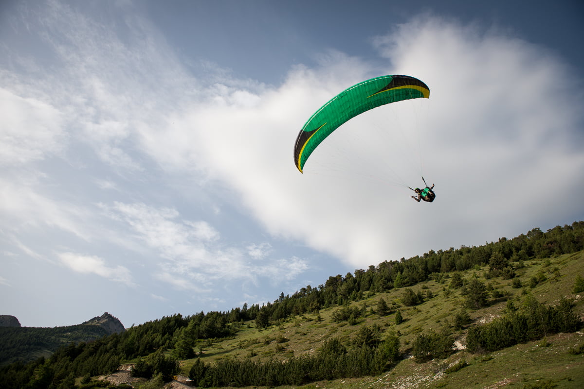 parapente dans le ciel de Ceillac Hautes Alpes