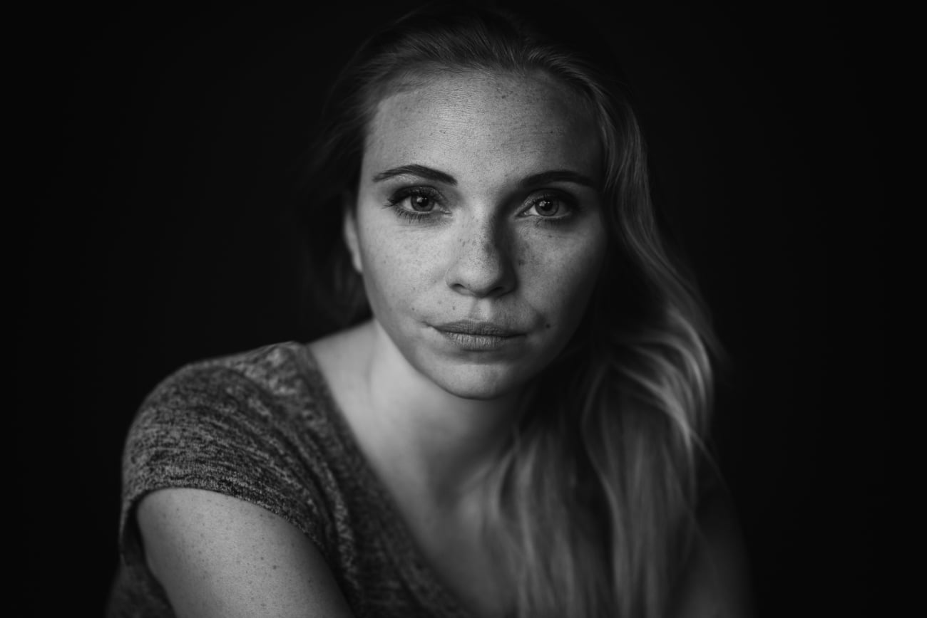 portrait noir et blanc en studio avec nikon 85mm f/1.4