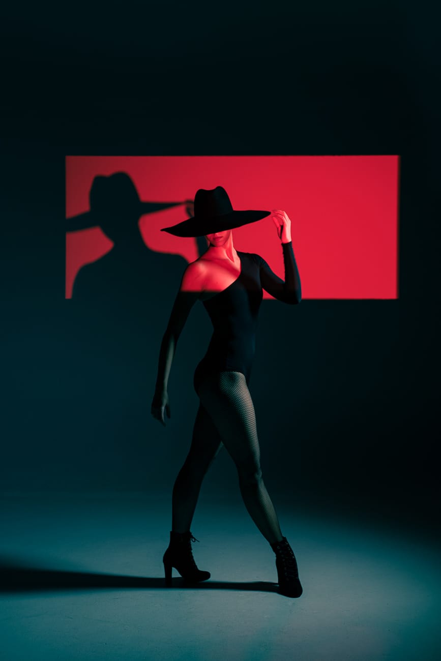 danseuse en studio avec un éclairage rouge