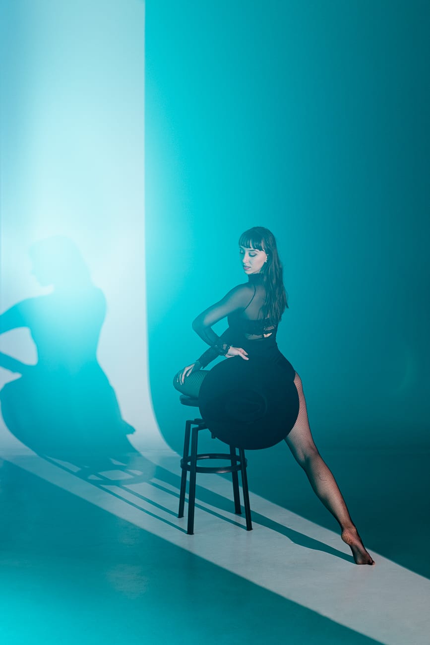 danseuse debout adossée à une chaise dans un studio